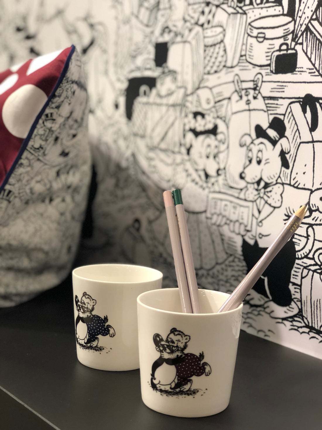 Rasmus Klump krus i hvidt porcelæn med motiv af Rasmus Klump og Pingo i en krammescene.