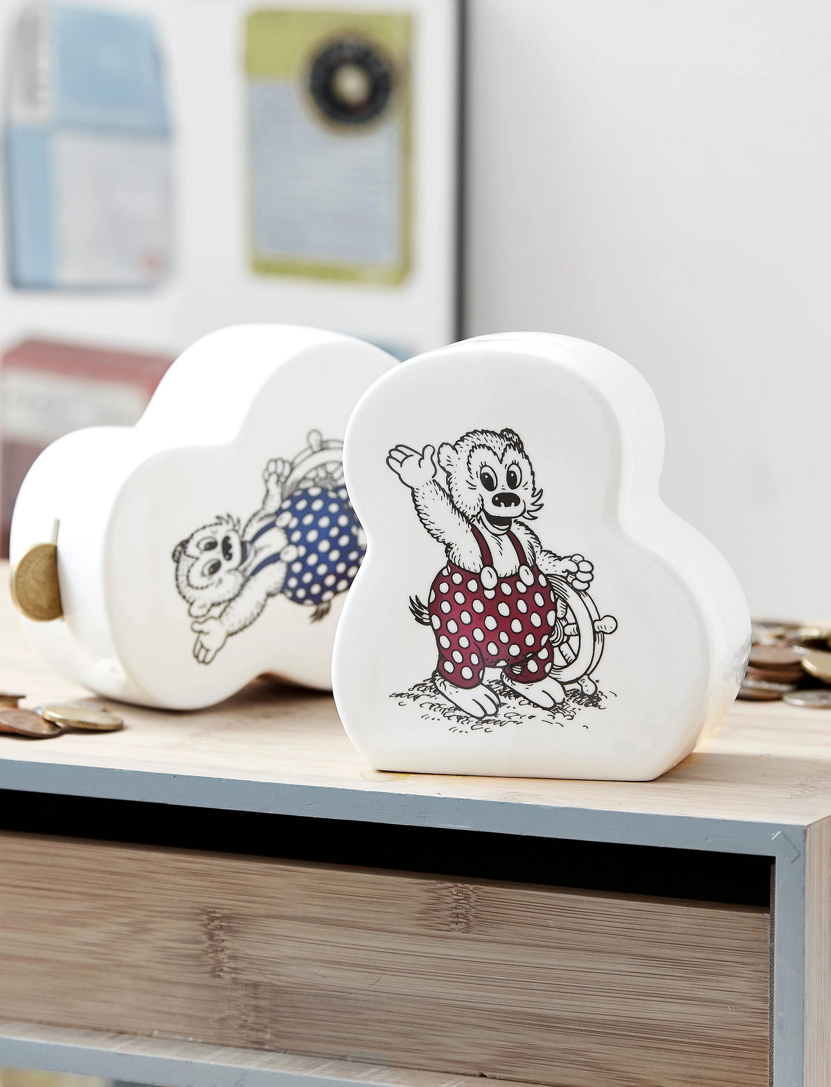 Rasmus Klump sparebøsse i porcelæn med farverigt motiv af den populære bjørn, dekorativ sparegris til børn og samlere.