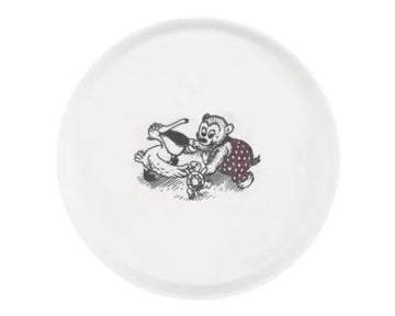 Rasmus Klump tallerken i slidstærkt porcelæn med klassisk motiv af Rasmus Klump og pelikanen Pelle.