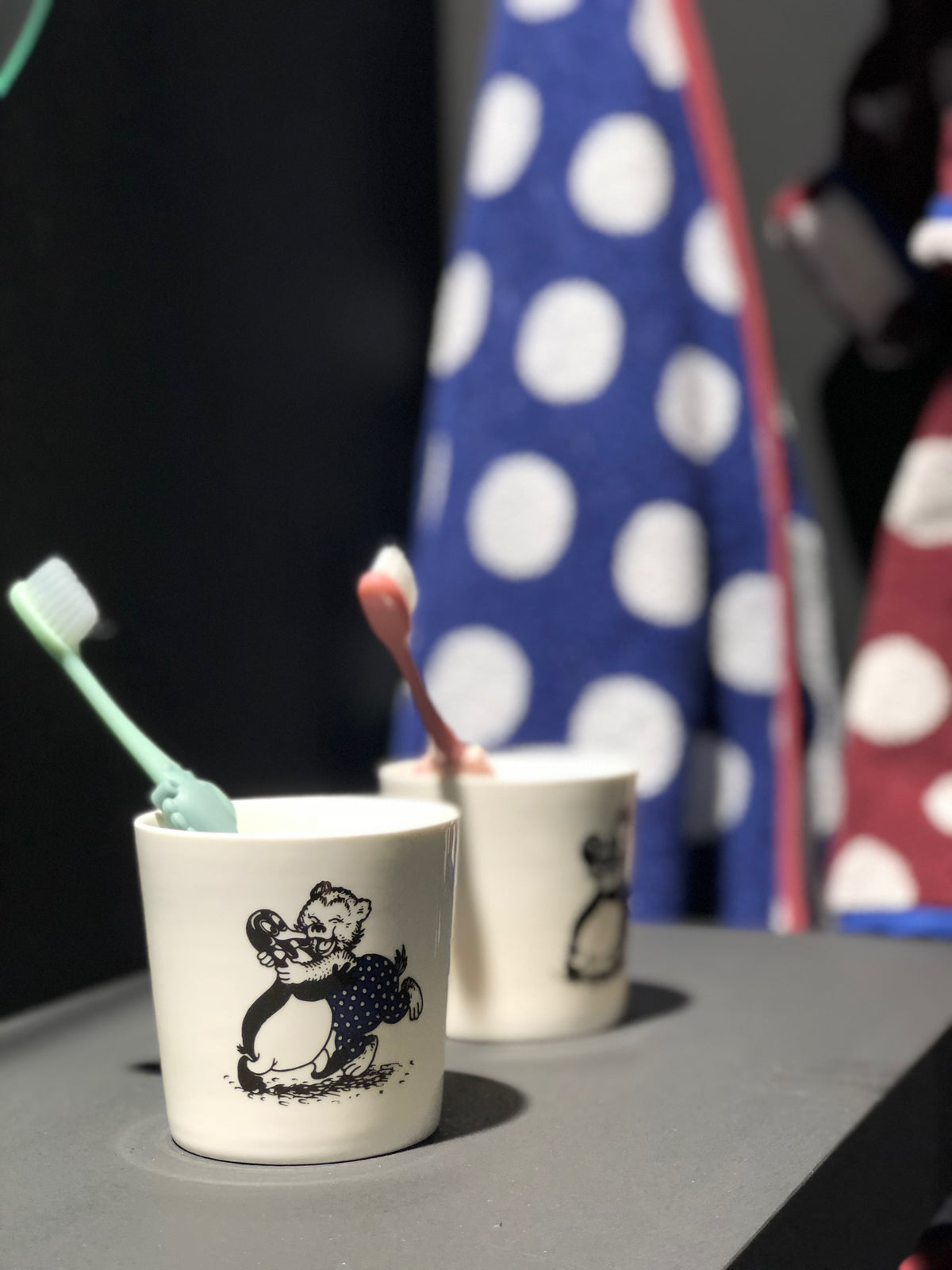 Rasmus Klump tandkrus i Durable Porcelain med motiv af Rasmus Klump og Pingo, anvendt til tandbørster på badeværelset.